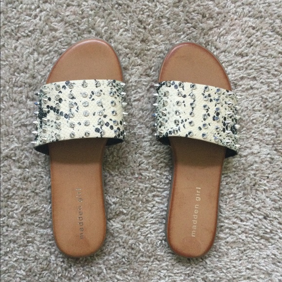 ๐ฅ๐ฅHOST PIC๐ฅ๐ฅMadden Girl Farrin Studded Sandals - Picture 4 of 11
